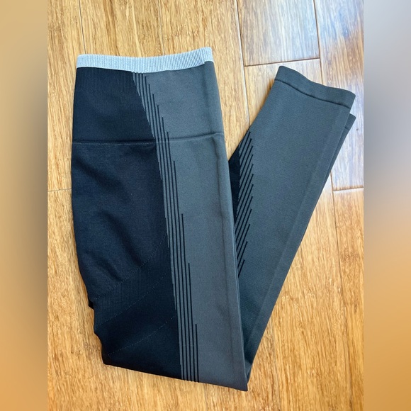 Fabletics women’s  leggings black seamed workout. 1024 - Picture 1 of 3